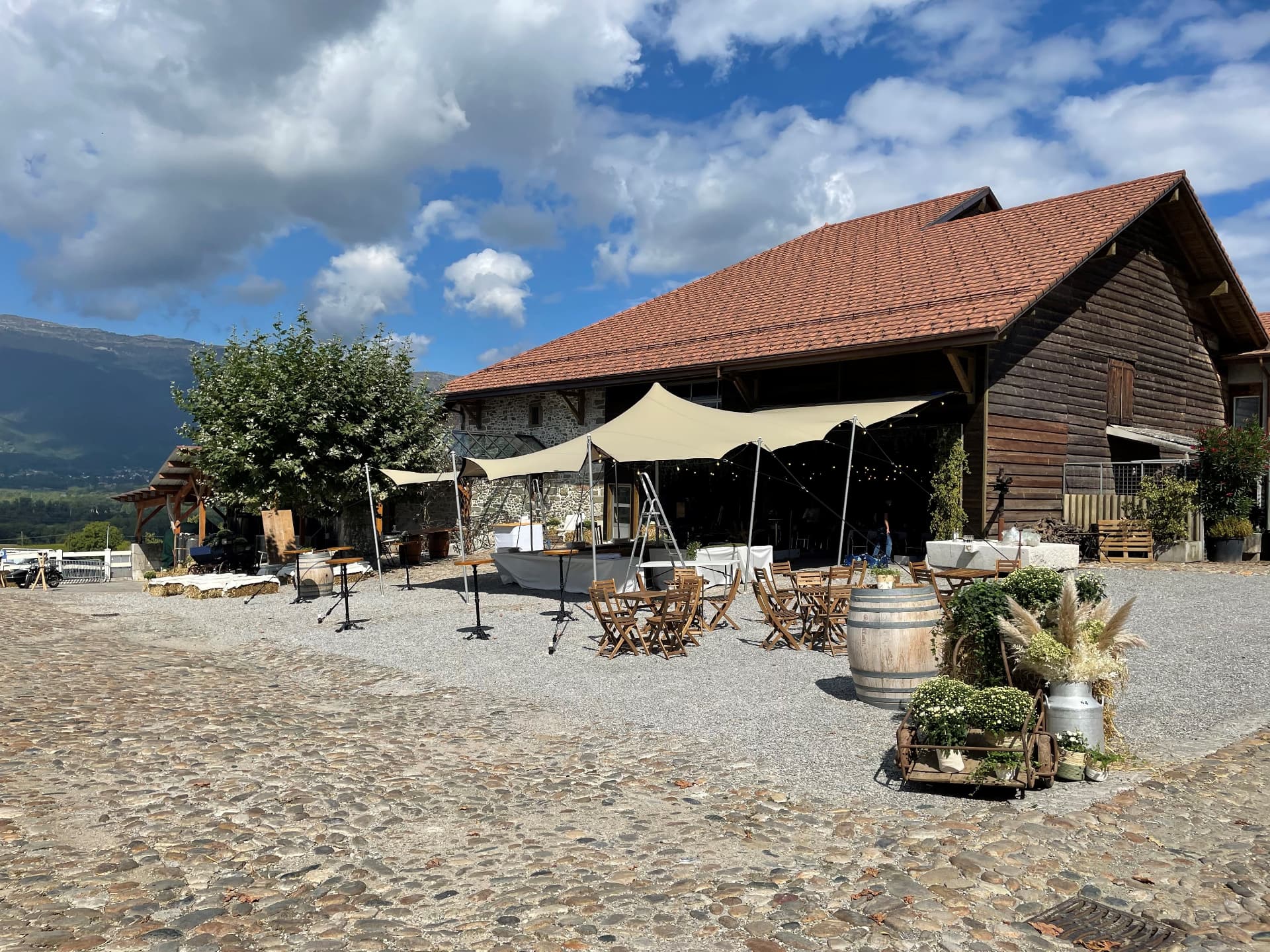 Cour du domaine avec tente stretch et vue sur le Jura