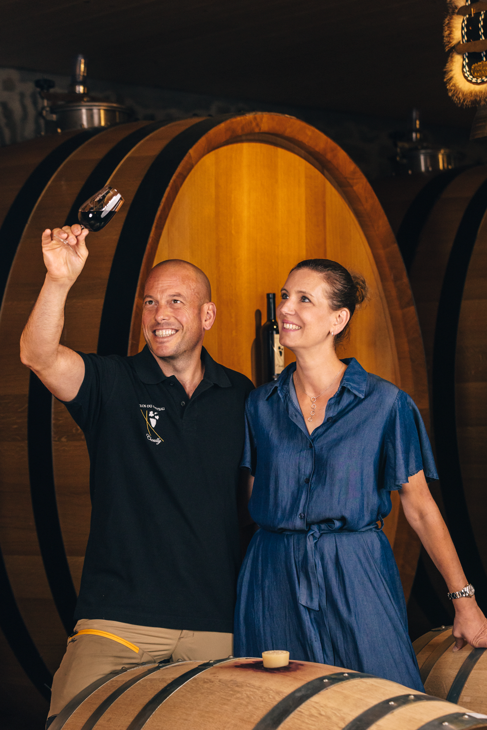 Lionel et Nathalie Dugerdil dégustant un vin dans la cave