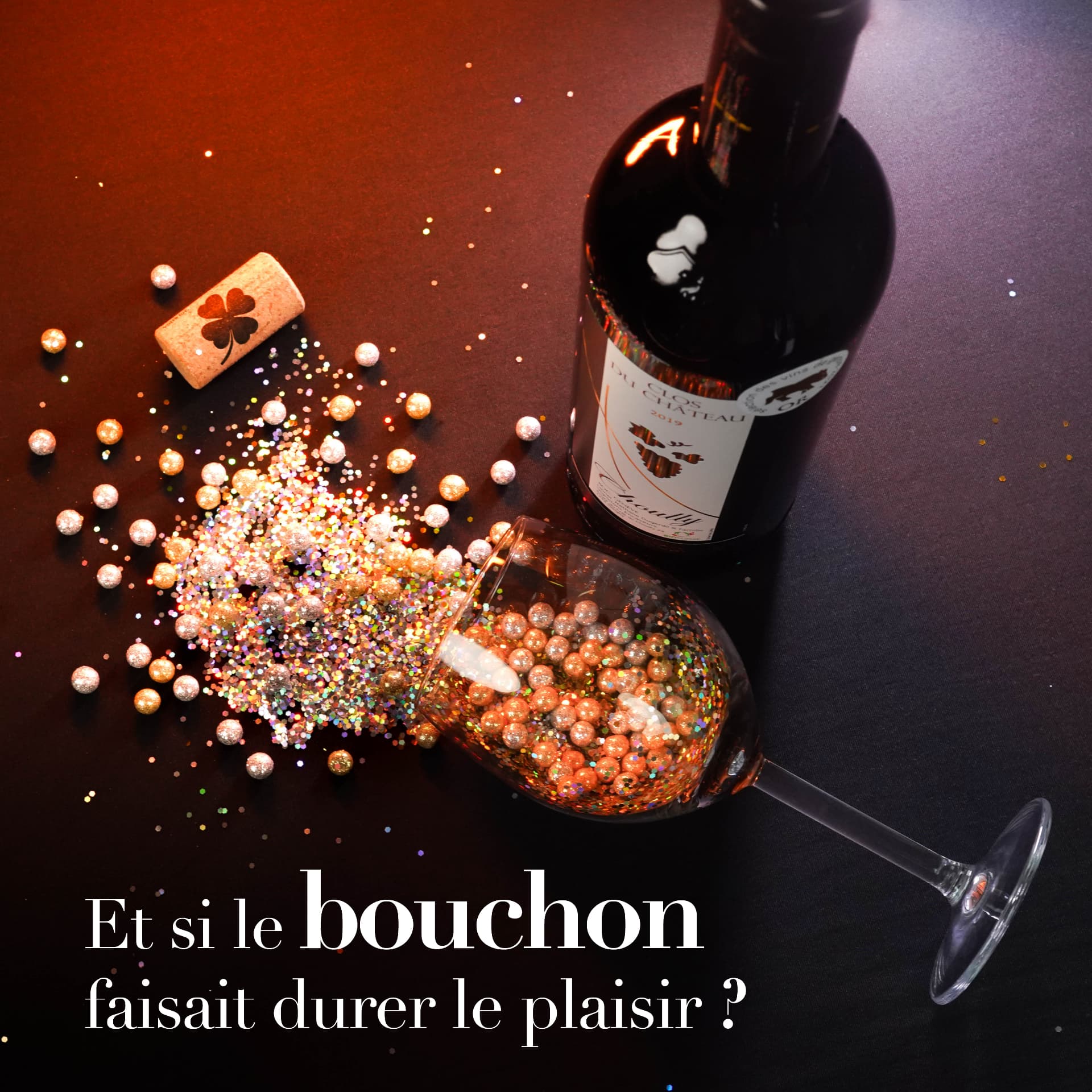 Bouteille Clos du Château avec verre rempli de paillettes dorées, illustration du bouchon gagnant